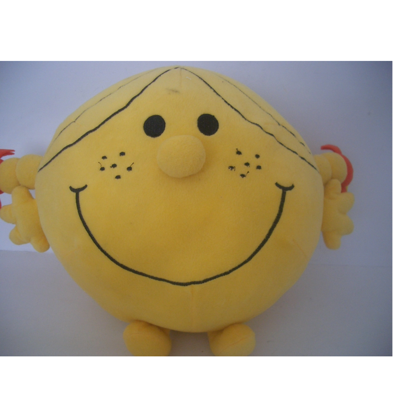 Hochwertige, ma&szlig;geschneiderte Pl&uuml;schpuppe im klassischen MR.MEN-Stil. Kleine Miss Sunshine-Spielzeugpuppe