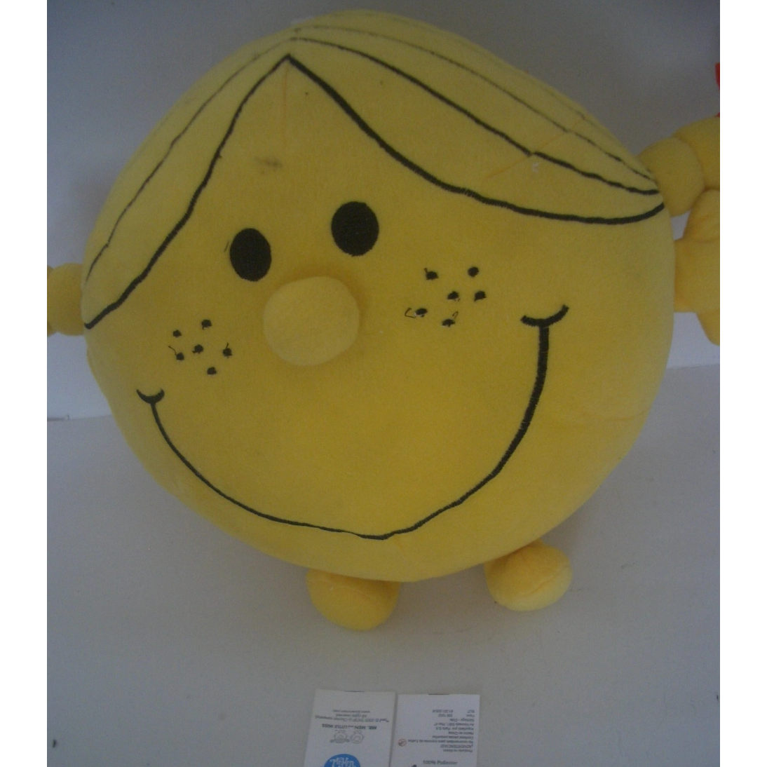 Hochwertige, ma&szlig;geschneiderte Pl&uuml;schpuppe im klassischen MR.MEN-Stil. Kleine Miss Sunshine-Spielzeugpuppe